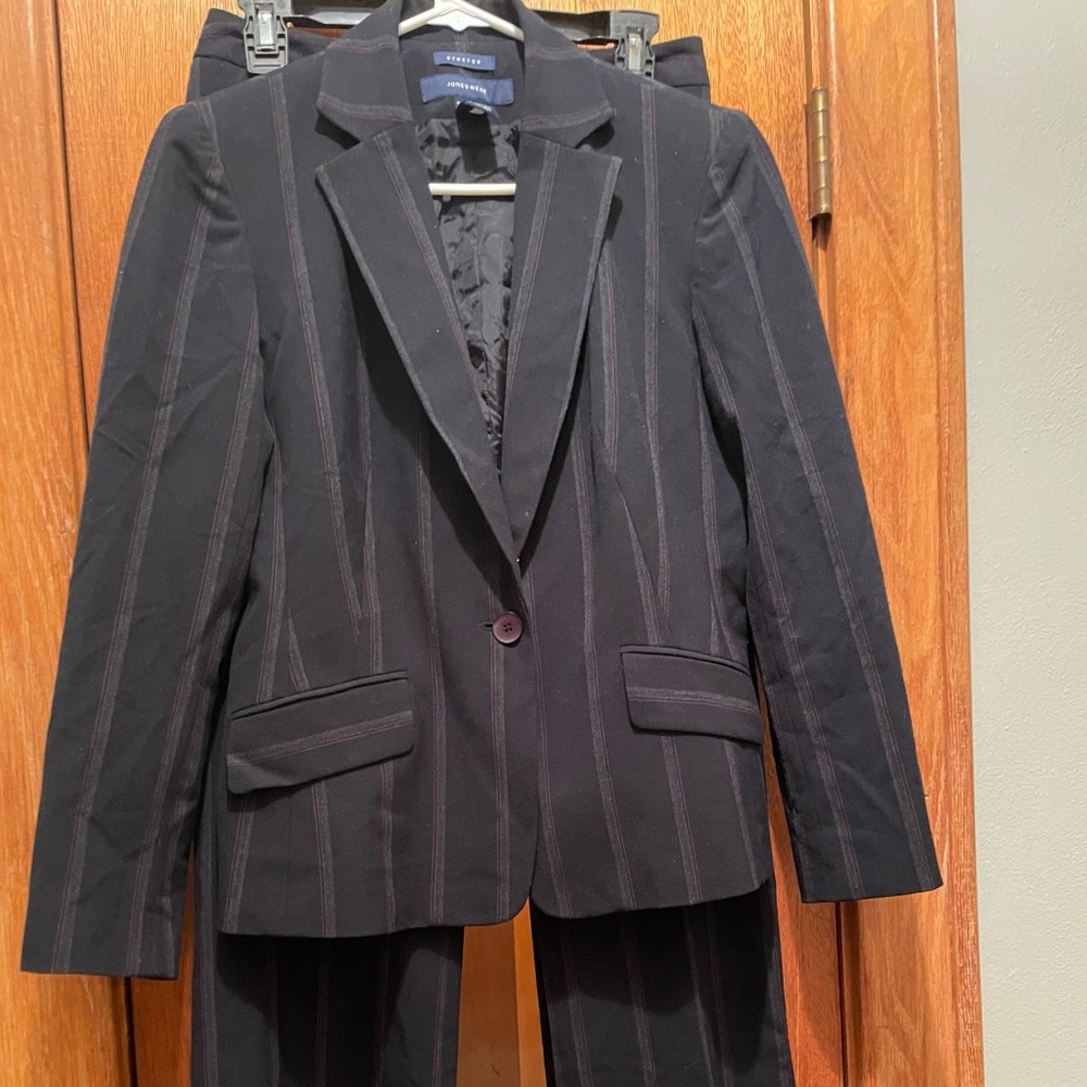 2-piece Jones Wear suit